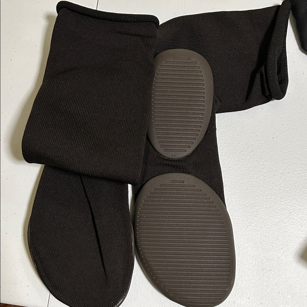 Yeezy Pods Black